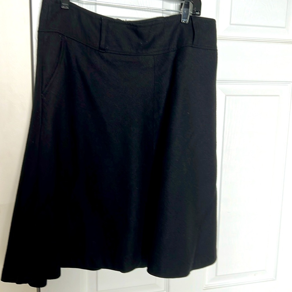 Women’s skirt black with pockets